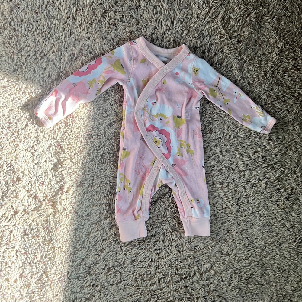 LIKE NEW Little Planet 100% organic cotton NB girl’s pretty floral onesie!